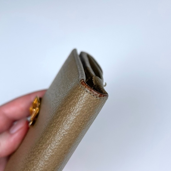 Gucci Tan Leather Wallet with Gold Clasp - Picture 2 of 9